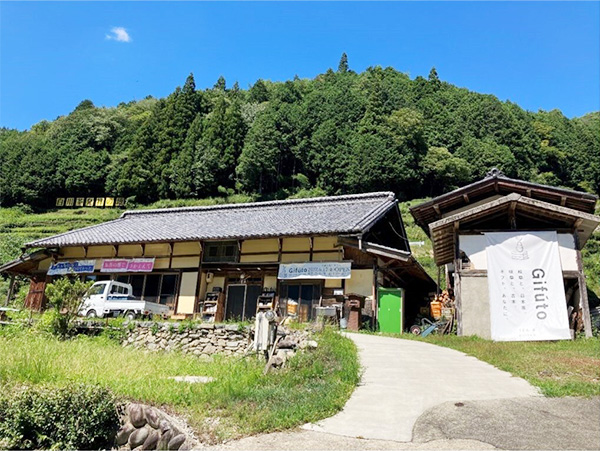 地元名産・白川茶を提供する店舗「Gifuto」と事務所