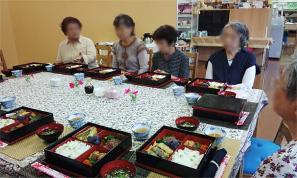 カフェでランチ提供する様子