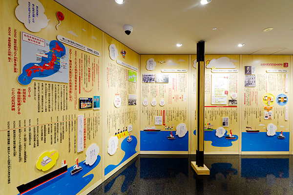 大人だけではなく小さな子どもの目線にも合わせた展示（撮影／廣川慶明）